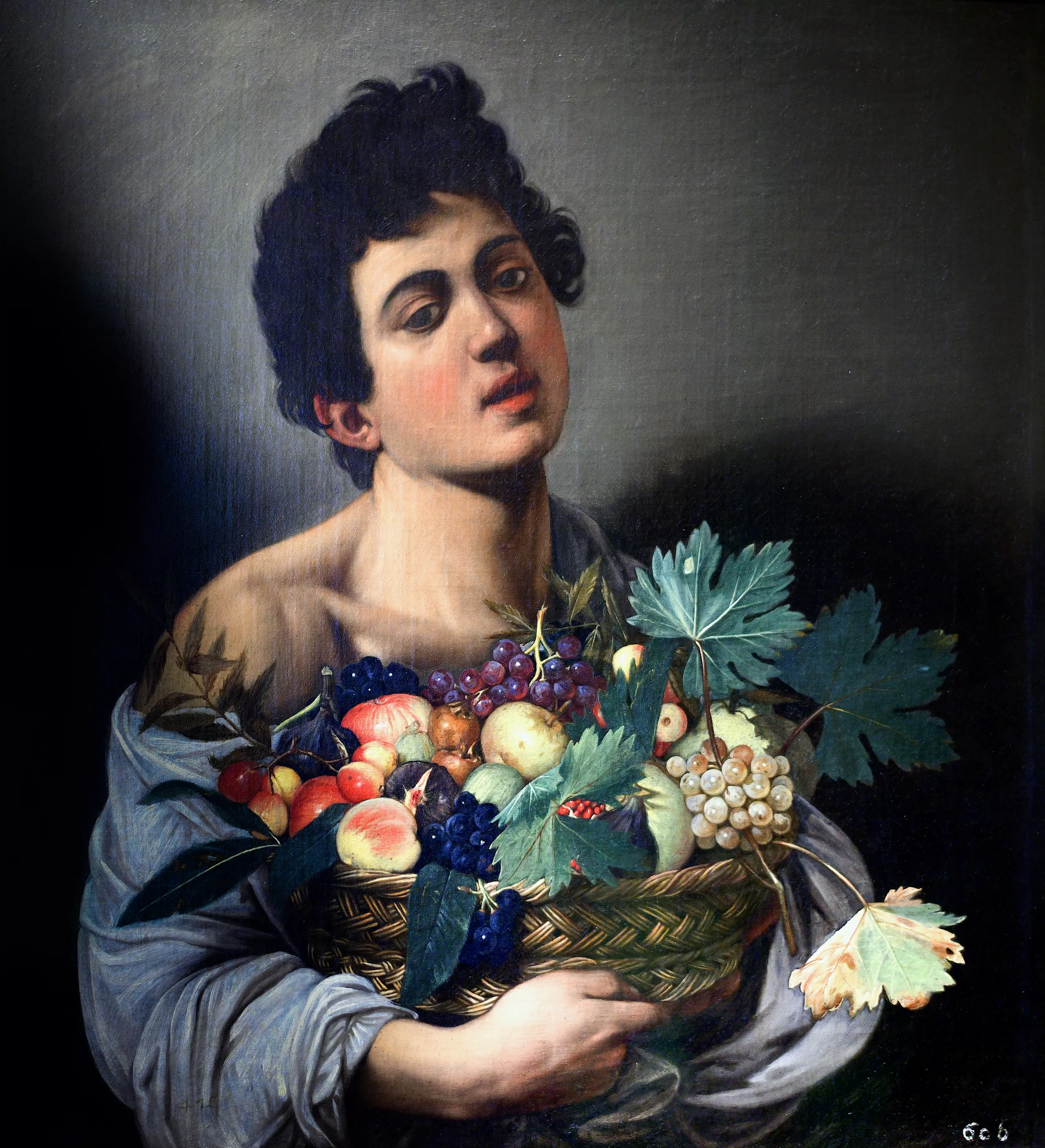 Muchacho con cesto de frutas